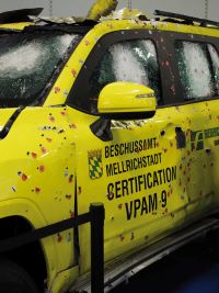 Beschusssicheres Kraftfahrzeug: Beschuss vermeintlicher Schwachstellen
