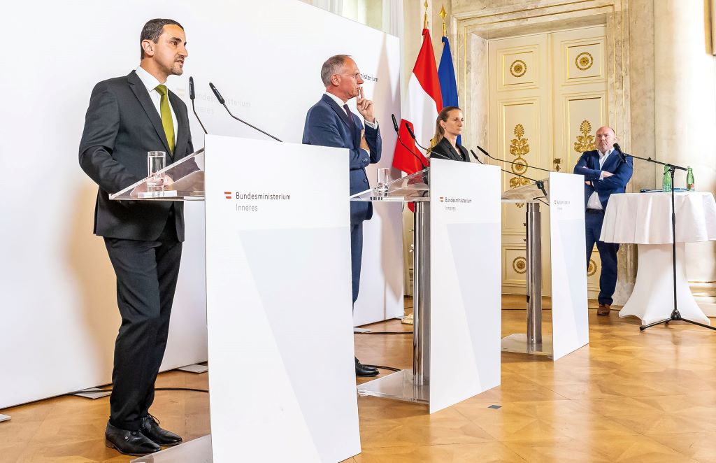 Pr&auml;sentation des Verfassunsschutzberichts: DSN-Direktor Omar Haijawi-Pirchner, Innenminister Gerhard Karner, stellvertretende DSN-Direktorin Sylvia Mayer