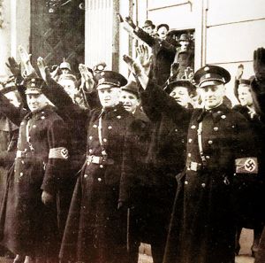 Wiener Polizisten nach der NS-Macht&uuml;bernahme 1938