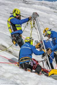 CRS-Rettungskr&auml;fte bei einer Spaltenbergung