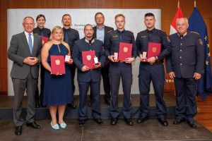 Innenminister Gerhard Karner mit den Geehrten: Anita Blauensteiner, Judith Hofbauer, Stefan Strohmaier, Alfred Baumschlager, Hellmuth Koch, Stefan Auner, Philipp &Ouml;hner, Bernhard Treibenreif, Direktor des Einsatzkommandos Cobra/DSE