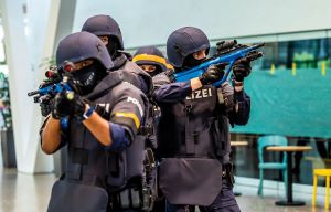 Kr&auml;fte der Bereitschaftseinheit unterst&uuml;tzen die ersteintreffenden Streifenbesatzungen und versuchten, die gef&auml;hrlichen Angriffe der bewaffneten T&auml;ter zu beenden