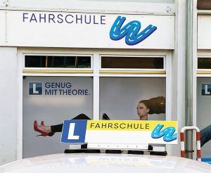 FAHRSCHULSTANDORTE: F&uuml;r die Bewilligung eines zweiten Fahrschulstandortes sind s&auml;mtliche Voraussetzungen, einschlie&szlig;lich der Vertrauensw&uuml;rdigkeit des Fahrschulinhabers, neu zu pr&uuml;fen und vom Bewilligungswerber nachzuweisen