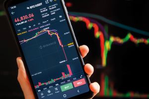 Betr&uuml;ger versprechen schnelle und hohe Gewinne bei angeblichen Investments in Kryptow&auml;hrung. Sie werben oft mit Prominenten als vermeintlichen Testimonials f&uuml;r eine &bdquo;Tradingsoftware&ldquo;