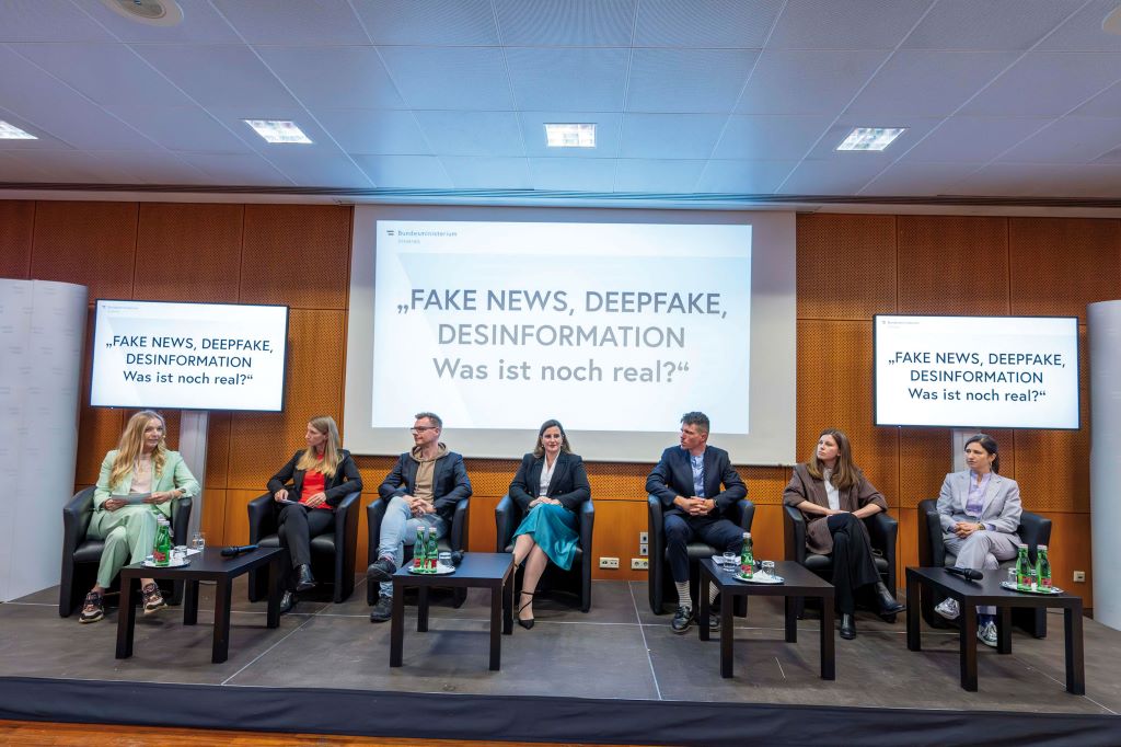 Veranstaltung im Bundesministerium f&uuml;r Inneres: Moderatorin Jacqueline Knollmayr, Sylvia Mayer, Andre Wolf, Jeannette Gorzala, Felix Lippe, Maren H&auml;u&szlig;ermann, Anna Thalhammer