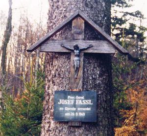 Holzkreuz in Erinnerung an Josef Fa&szlig;l am Tatort an der ungarischen Grenze