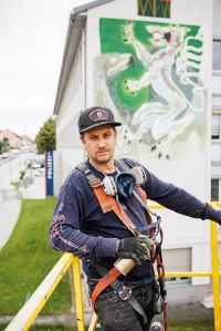 Graffiti-K&uuml;nstler Nychos verzierte die Fassade der Polizeiinspektion Hartberg mit dem steirischen Landeswappen