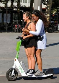 Zu zweit auf einem E-Scooter: Lenker eines Fahrzeugs &ndash; und als Lenker wegen &Uuml;bertretungen der StVO zu bestrafen &ndash; ist nur, wer auf das Fahrverhalten eines Fahrzeugs (z. B. H&ouml;he der Geschwindigkeit und Fahrtrichtung) aktiv Einfluss nimmt
