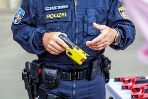 Die Elektroimpulswaffe Taser wird f&uuml;r den regul&auml;ren Streifendienst in &Ouml;sterreich gepr&uuml;ft