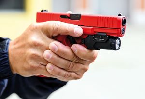 Das fix an der Dienstpistole montierte Lichtmodul soll die Bewegungsfreiheit verbessern