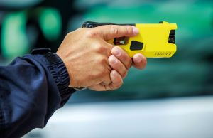 Die Taser X2 und T7 besitzen ein Zweikartuschensystem. Beide Ger&auml;te beschleunigen die Gescho&szlig;e mit komprimiertem Stickstoff &uuml;ber eine Entfernung von bis zu knapp 8 Metern