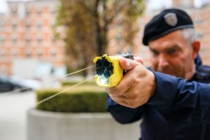 Mit einem Taser k&ouml;nnen Personen durch Stromimpulse kurzfristig au&szlig;er Gefecht gesetzt werden