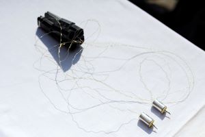 Taser: Im Distanzmodus werden die Stromimpulse mithilfe zweier in die Haut eindringenden Pfeilelektroden &uuml;bertragen