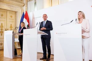 Pr&auml;sentation des Gewaltschutzberichts 2023: Marina Sorgo, Gerhard Karner, Susanne Raab