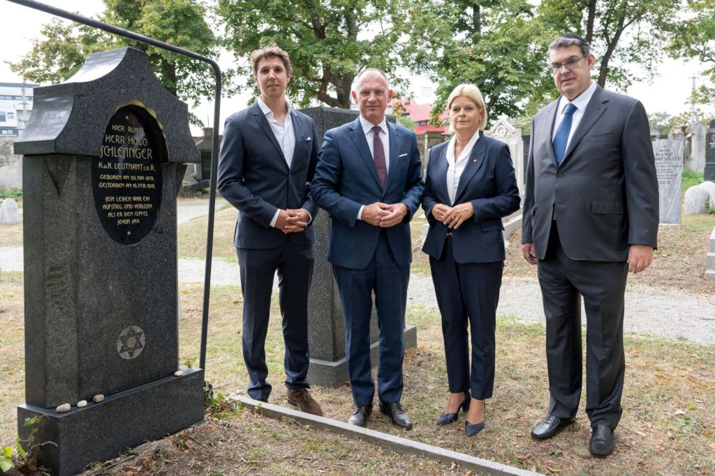Er&ouml;ffnung des sanierten j&uuml;dischen Soldatenfriedhofs im Wiener Zentralfriedhof: Florian Prutscher, Innenminister Gerhard Karner, Verteidigungsministerin Klaudia Tanner und Oskar Deutsch, Pr&auml;sident der Israelitischen Kultusgemeinde in Wien