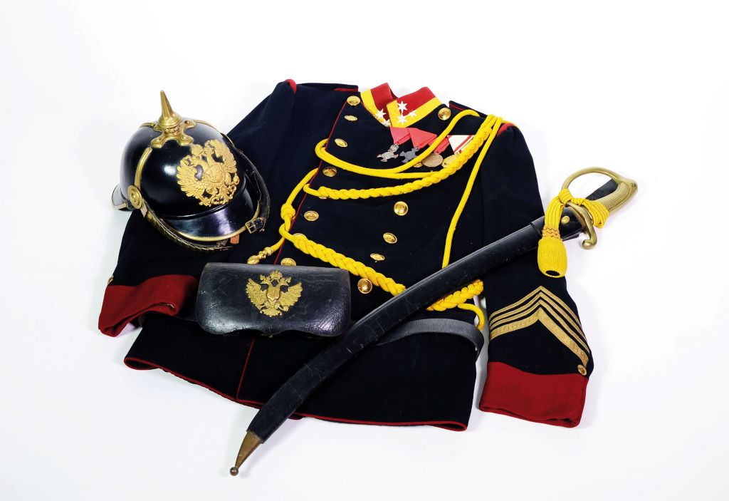 Waffenrock der Gendarmerie in der Monarchie mit Pickelhaube und S&auml;bel