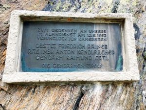 Gedenktafel in den &Ouml;tztaler Alpen f&uuml;r die t&ouml;dlich verungl&uuml;ckten Gendarmen Friedrich Rainer, Anton Kendlbacher und Raimund Ertl
