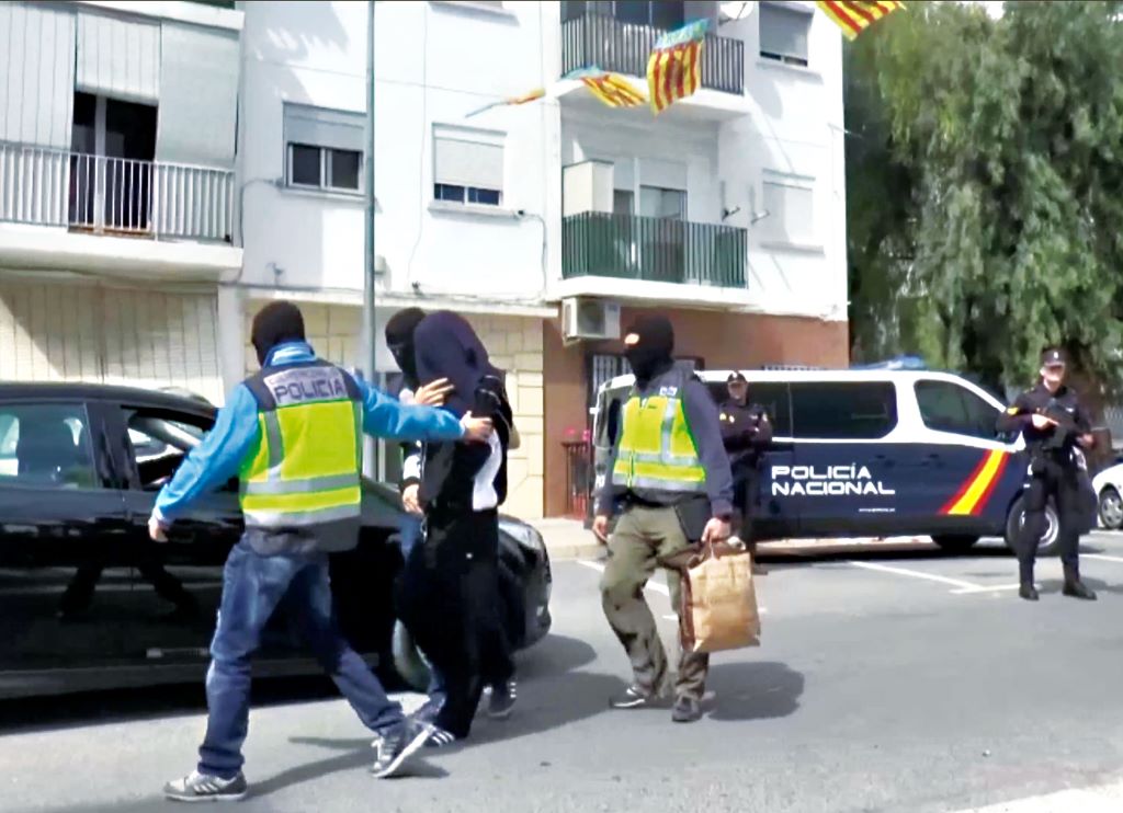 Vielf&auml;ltige Herausforderungen: Kr&auml;fte der spanischen Polic&iacute;a Nacional bei der Festnahme eines mutma&szlig;lichen Terroristen
