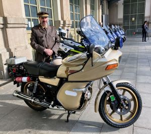Motorradfahrer der Nationalpolizei in der Uniform der sp&auml;ten 1980er-Jahre