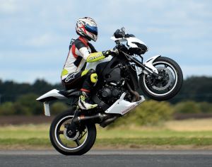 Das Fahren auf dem Hinterrad eines Motorrads oder Mopeds (&bdquo;Wheelie&ldquo;) kann besonders gef&auml;hrliche Verh&auml;ltnisse herbeif&uuml;hren, und ist daher ein Grund f&uuml;r die Entziehung der Lenkberechtigung