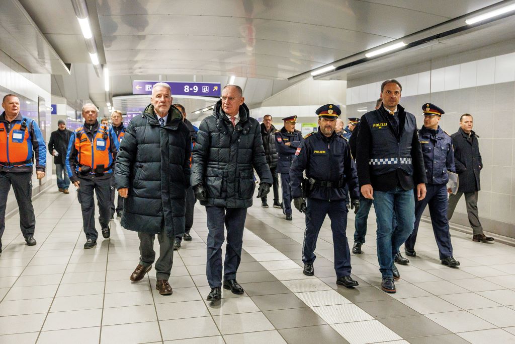 Bahnhof Wiener Neustadt: B&uuml;rgermeister Klaus Schneeberger und Innenminister Gerhard Karner machten sich vor Ort ein Bild von den Ma&szlig;nahmen zur Bek&auml;mpfung der Jugendkriminalit&auml;t