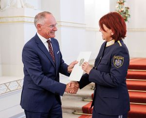 Innenminister Gerhard Karner &uuml;berreicht Uta Bachmann das Dekret zur Bestellung zur Leiterin der Landespolizeidirektion Vorarlberg
