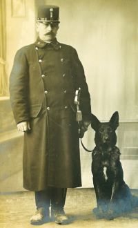 Diensthundef&uuml;hrer mit Diensthund Mitte der 1930er-Jahre