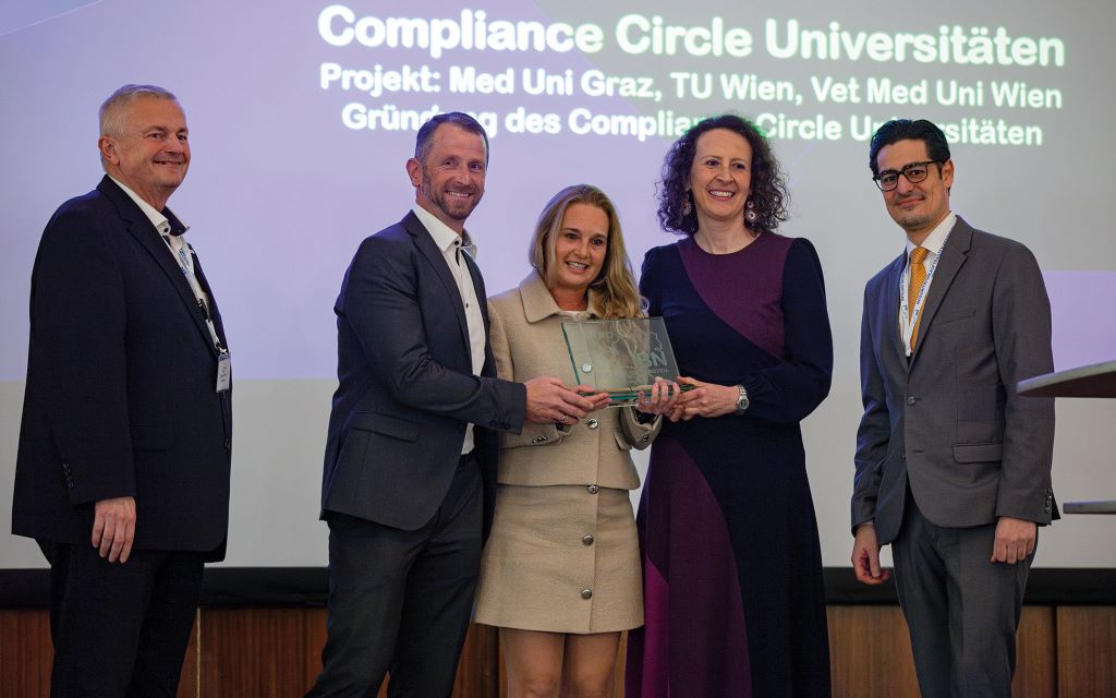 Verleihung des IBN-Awards: Rudolf Schwab (Telekom Austria Group), Andreas Raso, Elke Sagmeister, Iris Urman (Gr&uuml;ndungsmitglieder des &bdquo;Compliance Circle der Universit&auml;ten&ldquo;), Otto Kerbl (BAK-Direktor)