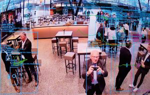 Videosystem zur &Uuml;berwachung eines Bankfoyers, das Personen erfasst und deren Verweildauer misst