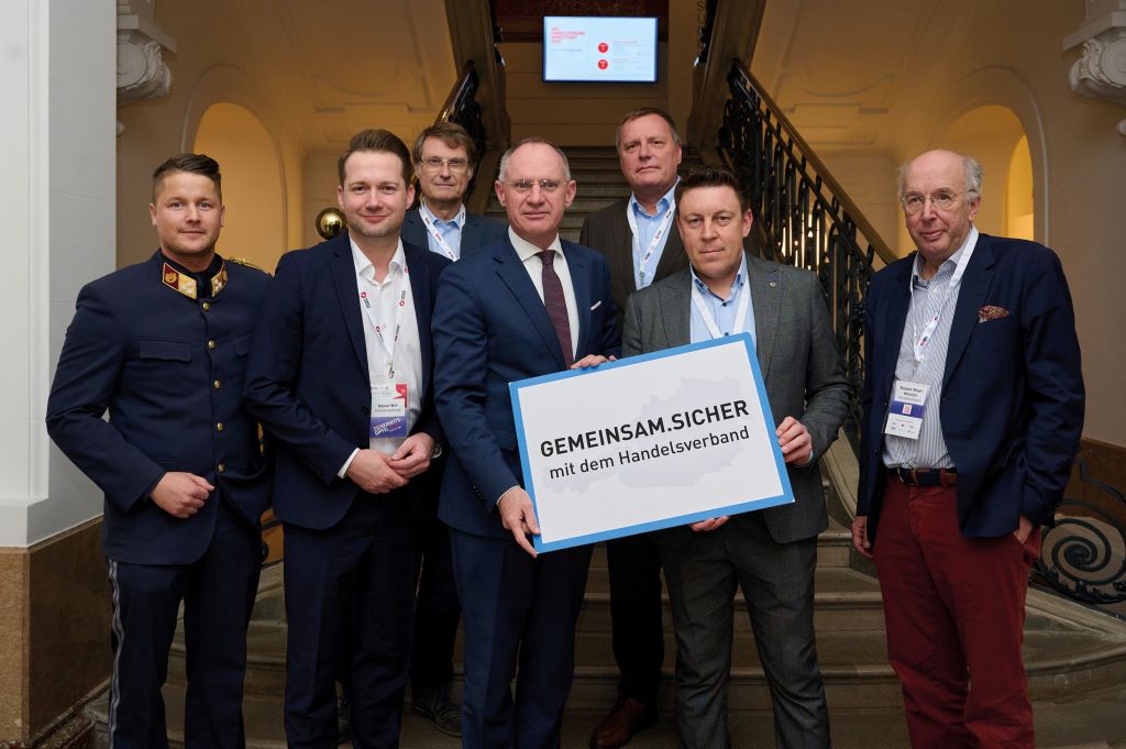 Beim Sicherheitsgipfel 2025 wurde die Initiative &bdquo;GEMEINSAM.SICHER mit dem Handelsverband&ldquo; des BMI pr&auml;sentiert