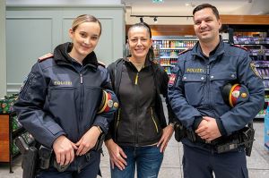 &bdquo;Gr&auml;tzlpolizisten&ldquo; Stefanie J&auml;ger und Daniel Zipf mit einer Marktleiterin