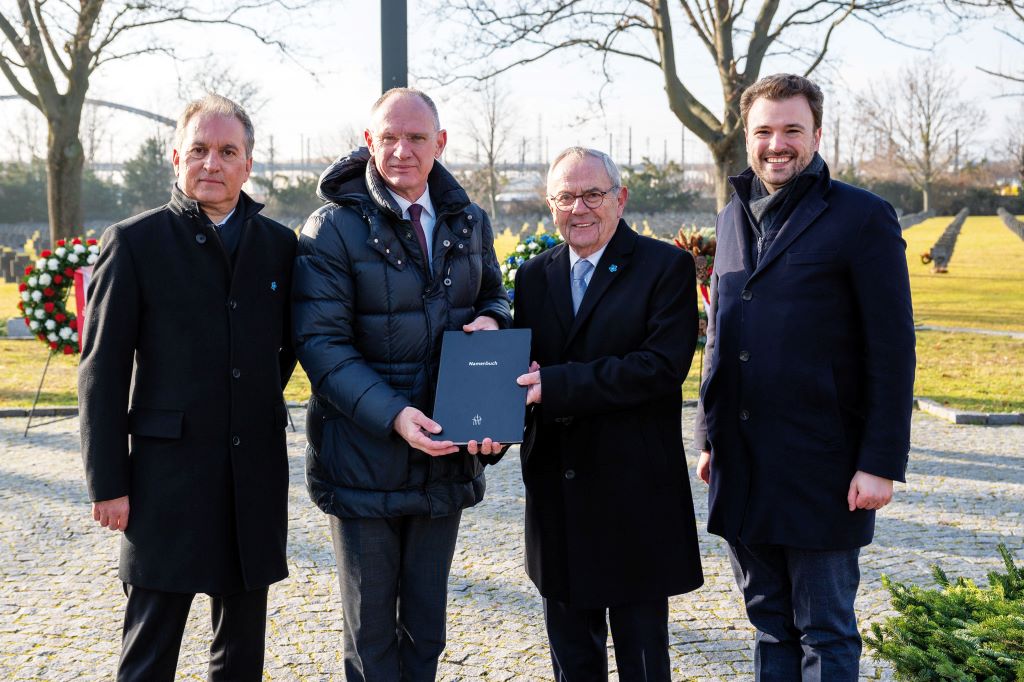 &Uuml;berreichung des Totenbuchs: Deutschlands Botschafter Vito Cecere, Innenminister Gerhard Karner, VDK-Pr&auml;sident Wolfgang Schneiderhan und BMI-Abteilungsleiter Stephan Mlczoch