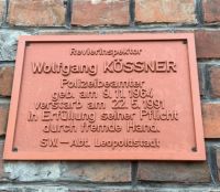 Eine Gedenktafel und der Wolfgang- K&ouml;ssner-Park in der Ausstellungsstra&szlig;e erinnern an den 1991 ermordeten Polizisten Wolfgang K&ouml;ssner