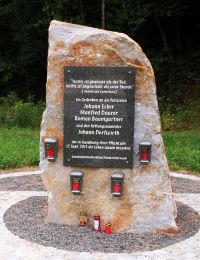 Der Wiener Polizist Roman Baumgartner, dienstzugteilt dem Einsatzkommando Cobra, ist auch auf dem Gedenkstein in Annaberg verewigt.