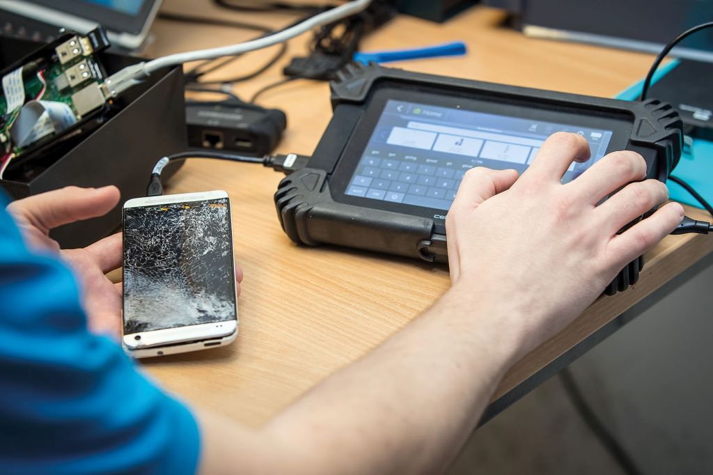 Forensisch-technische Aufbereitung digitaler Daten: Nach der Auswertung der von der Polizei sichergestellten Daten ist der Staatsanwaltschaft das Ergebnis zu &uuml;bermitteln; &copy; Gerd Pachauer