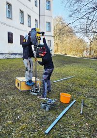 Probebohrungen an der Verdachtsfl&auml;che im Norden des Schlosses