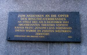 Gedenktafel an der Au&szlig;enfassade der Landespolizeidirektion Wien in Erinnerung an die Opfer des Ringtheaterbrandes 1881