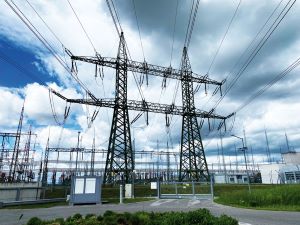 Beeintr&auml;chtigungen der Sicherheit des Stra&szlig;enverkehrs, die von der Errichtung oder der Umgestaltung einer Starkstromwegeleitung und den daf&uuml;r n&ouml;tigen Bauarbeiten ausgehen, sind vom Stra&szlig;enerhalter nicht im elektrizit&auml;tsrechtlichen Bewilligungsverfahren, sondern im Verfahren nach den &sect;&sect; 82 und 90 StVO 1960 geltend zu machen