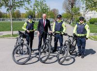 Innenminister Gerhard Karner mit Fahrradpolizistinnen und -polizisten
