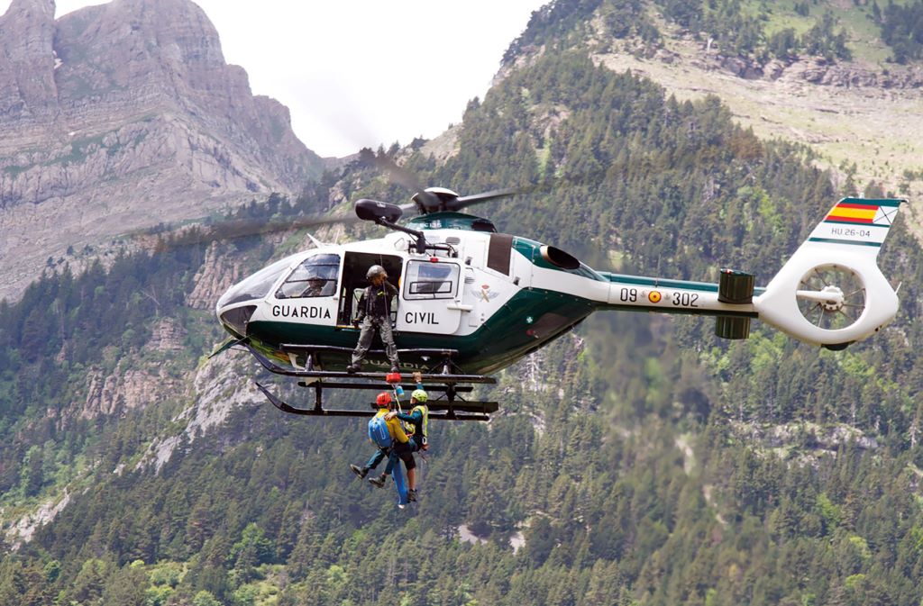 Rettungseinsatz der alpinen Rettungs- und Interventionseinheit der Guardia Civil de Monta&ntilde;a mit Unterst&uuml;tzung eines Hubschraubers der Guardia Civil