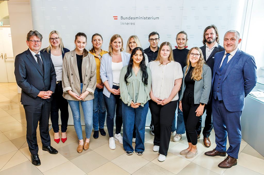 Innovationslabor: Gruppenleiter Wolfgang Taucher (li.) mit Mitarbeiterinnen und Mitarbeitern der Gruppe I/B im BMI