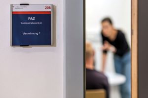 Die l&auml;ngerfristige Anhaltung in einer Polizeidienststelle, die an sich nur f&uuml;r kurzfristige Anhaltung von Personen konzipiert ist, kann eine Verletzung von Art. 3 EMRK darstellen