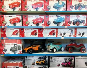 Spielzeugautos (&bdquo;Bobby-Cars&ldquo;): Mit elektrischem Antrieb ausgestattet, k&ouml;nnen sie als &bdquo;Kraftfahrzeuge&ldquo; im Sinne des KFG 1967 gelten. Ihre vorschriftswidrige Verwendung f&uuml;hrt dann zur Strafbarkeit nach den einschl&auml;gigen KFG-Tatbest&auml;nden
