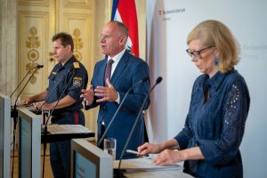 Pr&auml;sentation der Asyl-Halbjahresbilanz: Bundespolizeidirektor Michael Tak&aacute;cs, Innenminister Gerhard Karner, Gruppenleiterin Elisabeth Wenger-Donig