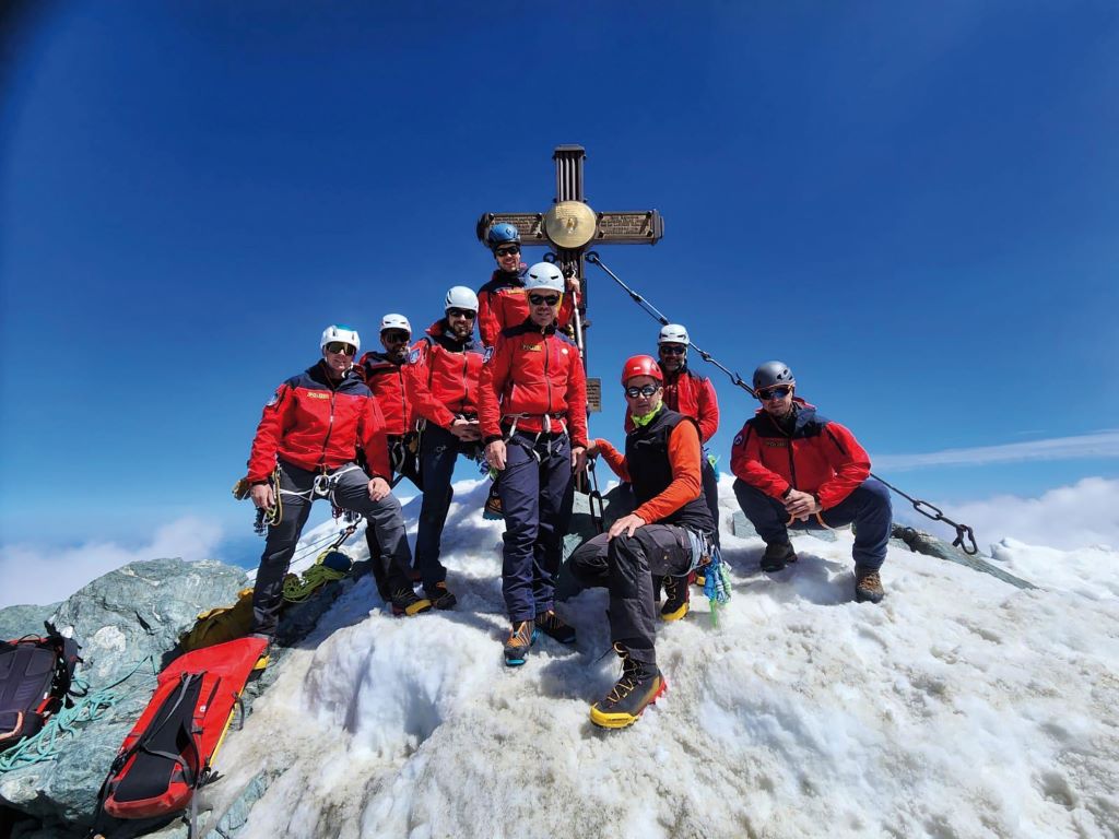 Alpinpolizisten am Gipfel des Gro&szlig;glockners: Der Autor des Beitrags, Benedikt Haufs (3. v. rechts), schaffte die anspruchsvolle Tour ohne gro&szlig;e Probleme