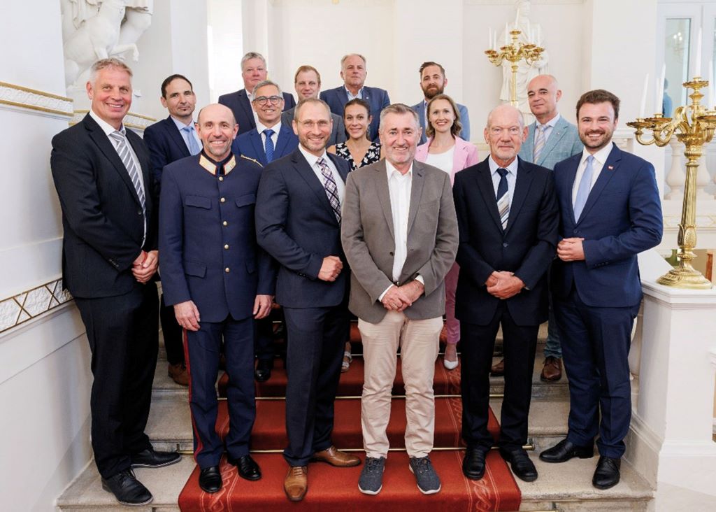 (Teil-)Projektleiter, -stellvertreter und Koordinatoren des Projekts T-2025: Joachim Steinlechner, Martin Nief, Generaldirektor Franz Ruf, Georg Mandl, Bruno Guttmann, Bernd B&uuml;rger, Thomas Me&szlig;ner, Andreas Drmola, Elisabeth Rausch, Team-04-Leiter Franz Lang, Christian Reisinger, Ulrike Landmann, Gerd Thielmann, Michael Beyrer, Abteilungsleiter Stephan Mlczoch