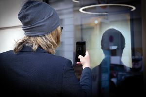 Schutz vor Spionage: Bei der Benutzung elektronischer Ger&auml;te ist erh&ouml;hte Aufmerksamkeit geboten &ndash; insbesondere bei Dienstreisen ins Ausland &copy; DSN