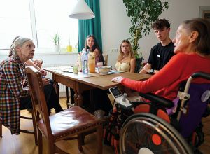 Austausch zwischen jungen und &auml;lteren Menschen im Seniorenwohnheim