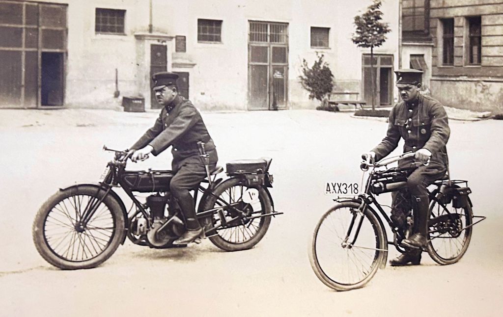 Verkehrskontrollfahrt mit Motorr&auml;dern der Wiener Sicherheitswache im Jahr 1928