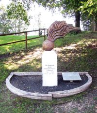 &bdquo;Flammende Granate&ldquo;: Gendarmeriedenkmal in Maria Saal in K&auml;rnten.